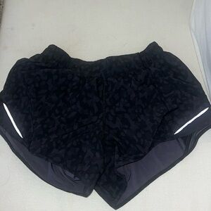 Black Jaguar Camo Lululemon 4.0” Hotty Hot shorts